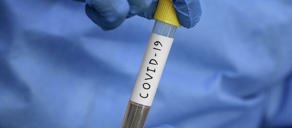 Медработник держит пробирку с анализом на коронавирус - Sputnik Кыргызстан