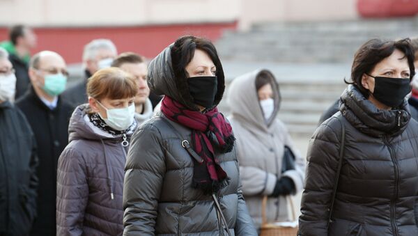 Люди в медицинских масках идущие по городу. Архивное фото - Sputnik Кыргызстан