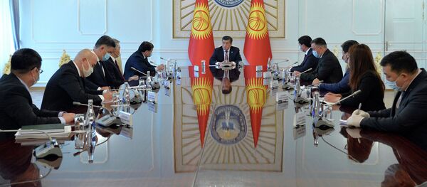 Президент КР Сооронбай Жээнбеков встретился с торага Жогорку Кенеша Дастанбеком Джумабековым, премьер-министром Мухаммедкалыем Абылгазиевым и лидерами парламентских фракций страны - Sputnik Кыргызстан