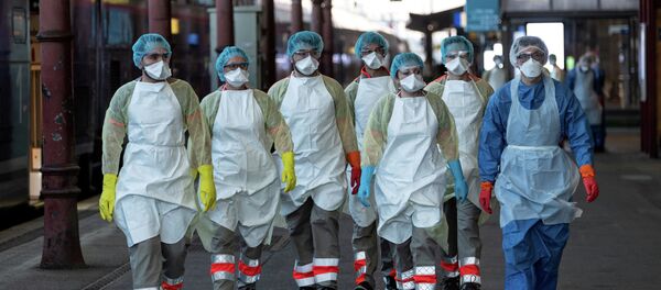 Медицинский персонал ждет, когда пациент, инфицированный коронавирусной болезнью (COVID-19), будет погружен на борт скоростного скоростного поезда TGV с медицинским обслуживанием на станции в Страсбурге, Франция Медицинский персонал ждет, когда пациент, инфицированный коронавирусной болезнью (COVID-19), будет погружен на борт скоростного скоростного поезда TGV с медицинским обслуживанием на станции в Страсбурге, Франция - Sputnik Кыргызстан