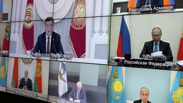 Президент Кыргызской Республики Сооронбай Жээнбеков сегодня, 14 апреля, принял участие в рабочей встрече членов Высшего Евразийского экономического совета (ВЕЭС) в формате видеоконференции. - Sputnik Кыргызстан