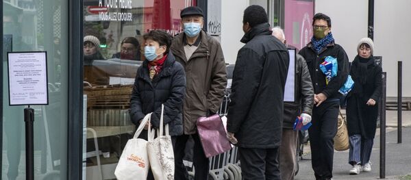 Азык-түлүк дүкөндүн жанында турган кишилер очередте туруп жатышат. Архив Азык-түлүк дүкөндүн жанында турган кишилер очередте туруп жатышат. Архив - Sputnik Кыргызстан