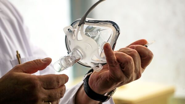 Врач держит в руках маску для искусственной вентиляции легких. Архивное фото - Sputnik Кыргызстан