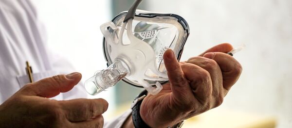 Дарыгер өпкөнү желдетүүчү масканы кармап турат. Архив Дарыгер өпкөнү желдетүүчү масканы кармап турат. Архив - Sputnik Кыргызстан