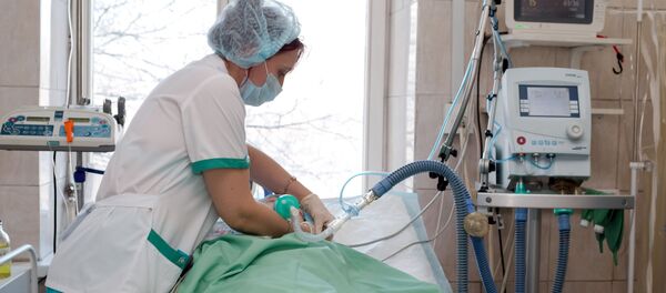 Оорукананын реанимация бөлүмүндө дарыгер бейтапты карап жатат. Архив - Sputnik Кыргызстан