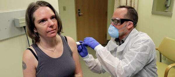 Америкалык Женнифер Халлер коронавируска каршы сыналып жаткан вакцинаны алган дүйнөдөгү биринчи адам  - Sputnik Кыргызстан