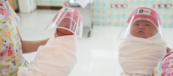 Новорожденные в защитных масках в одной из больниц Бангкока, Таиланд Новорожденные в защитных масках в одной из больниц Бангкока, Таиланд - Sputnik Кыргызстан