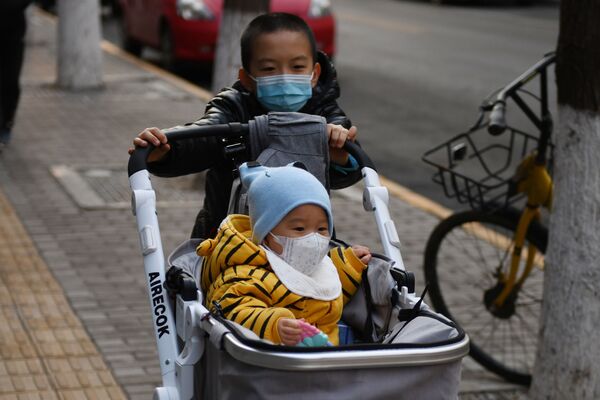 Маленькие дети в защитных масках на одной из улиц Пекина, Китай - Sputnik Кыргызстан