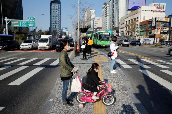 Мама с ребенком в медицинских масках на пешеходном переходе в Сеуле, Южная Корея - Sputnik Кыргызстан