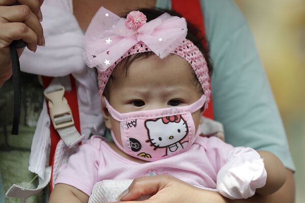 Малышка в защитной маске Hello Kitty в Маниле, Филиппины - Sputnik Кыргызстан