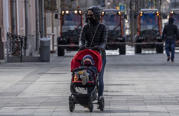 Мама с ребенком в защитных масках в центре Москвы - Sputnik Кыргызстан