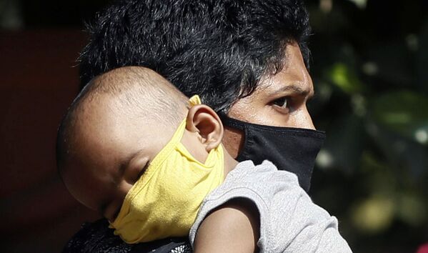 Женщина с ребенком в защитных масках в госпитале Мумбаи, Индия - Sputnik Кыргызстан
