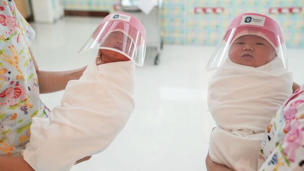 Новорожденные в защитных масках в одной из больниц Бангкока, Таиланд - Sputnik Кыргызстан