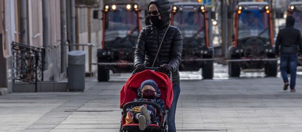 Аял баласы менен шаардын борборунда коргоочу бет каптарда. Архив Аял баласы менен шаардын борборунда коргоочу бет каптарда. Архив - Sputnik Кыргызстан
