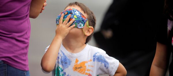 Мальчик в защитной маске у посольства Канады в Лиме, Перу - Sputnik Кыргызстан