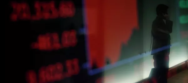 Мужчина разговаривает по телефону на фоне показателей фондовой биржи. Архивное фото Мужчина разговаривает по телефону на фоне показателей фондовой биржи. Архивное фото - Sputnik Кыргызстан