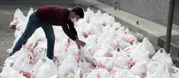 Продуктовые пакеты для семей 15 врачей в Оше - Sputnik Кыргызстан