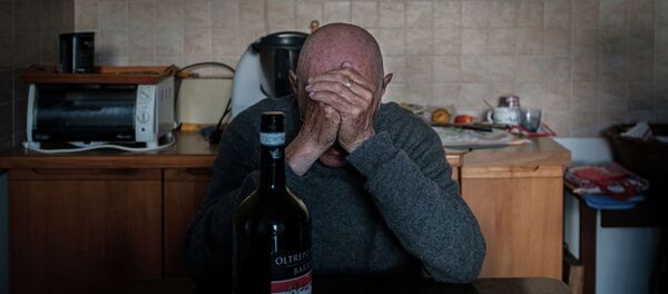 Карантин жарыяланган шаарда үйүндө отурган Италиялык адам - Sputnik Кыргызстан