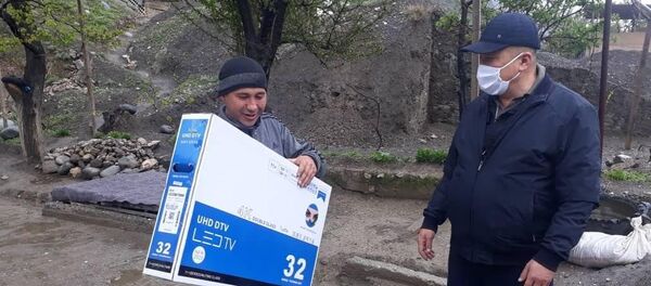 Кадамжайда дистанттык окууга шарты жок үй-бүлөлөр телевизор менен камсыздалганын өкмөттүн Баткен облусундагы ыйгарым укуктуу өкүлүнүн маалымат кызматы билдирди - Sputnik Кыргызстан