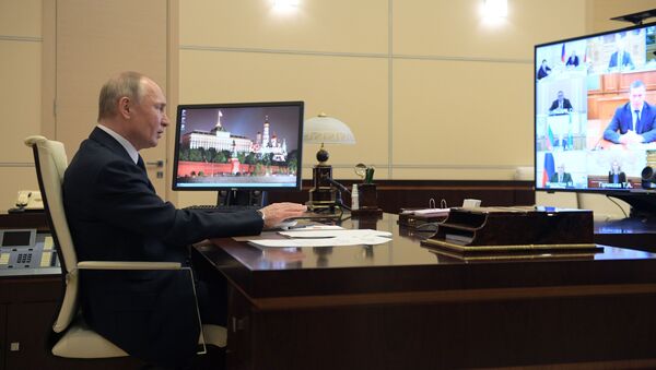 Президент РФ Владимир Путин проводит в режиме видеоконференции  совещание с членами правительства РФ. - Sputnik Кыргызстан