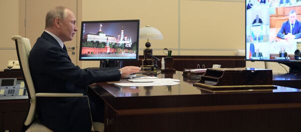 Президент РФ Владимир Путин проводит в режиме видеоконференции  совещание с членами правительства РФ. - Sputnik Кыргызстан