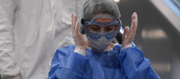 Медициналык кызматкер эскалаторда турган учурда. Архив - Sputnik Кыргызстан