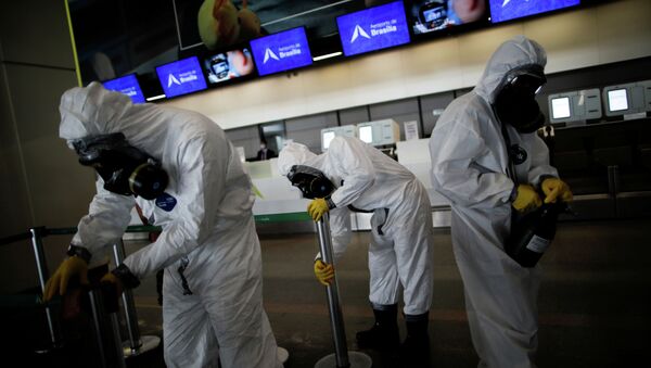 Военнослужащие проводят дезинфекцию в международном аэропорту Бразилиа в Бразилиа. Архивное фото - Sputnik Кыргызстан