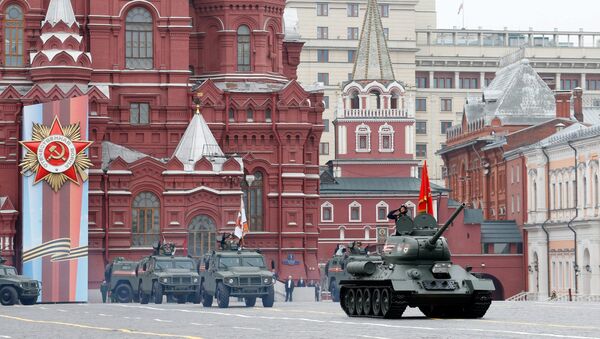 Танк Т-34-85 на военном параде на Красной площади. Архивное фото - Sputnik Кыргызстан