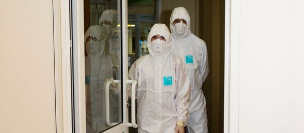 Врачи в защитных костюмах. Архивное фото Врачи в защитных костюмах. Архивное фото - Sputnik Кыргызстан