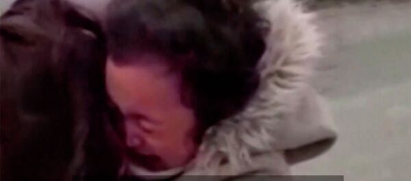 Прям до слез — видео встречи девочки после месячной разлуки с мамой-врачом - Sputnik Кыргызстан