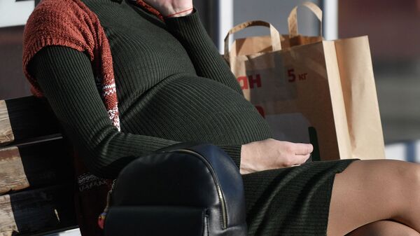 Бременная женщина сидит на скамейке. Архивное фото  - Sputnik Кыргызстан