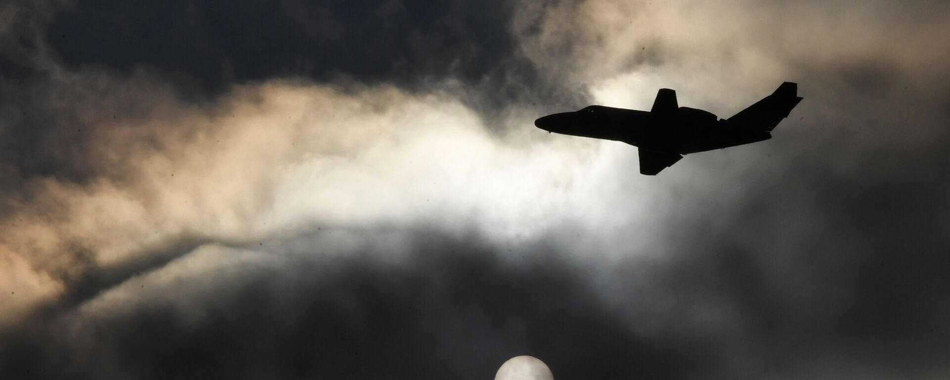 Самолет в небе - Sputnik Кыргызстан, 1920, 03.03.2026