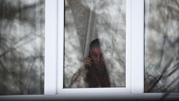 Мужчина в окне одного из корпусов санатория. Архивное фото - Sputnik Кыргызстан