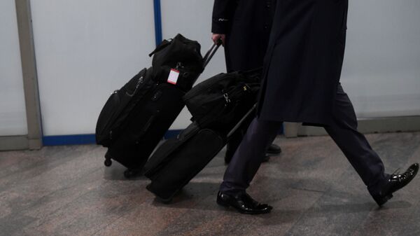 Пассажиры с чемоданами в аэропорту. Архивное фото - Sputnik Кыргызстан