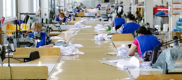 Коопсуз бет кап тигүү заводу иш учурунда. Архив - Sputnik Кыргызстан