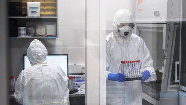 Сотрудники лаборатории проводят тесты на коронавирусную инфекцию. Архивное фото - Sputnik Кыргызстан