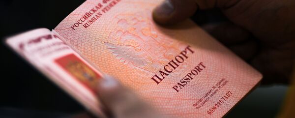Мужчина держит паспорт РФ в руках. Архивное фото - Sputnik Кыргызстан
