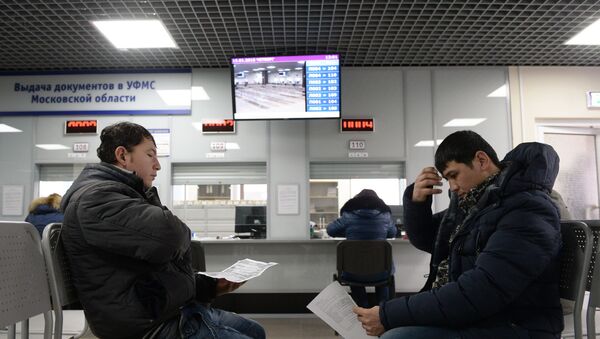 Выдача первых патентов в Едином миграционном центре Московской области - Sputnik Кыргызстан