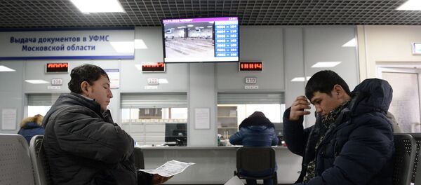 Выдача первых патентов в Едином миграционном центре Московской области - Sputnik Кыргызстан