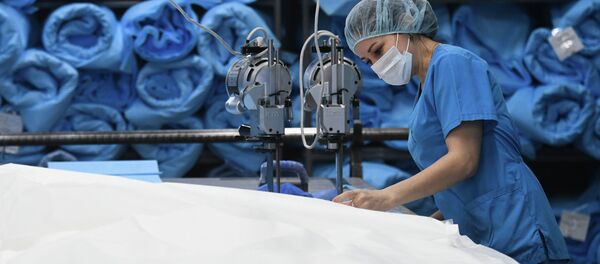 Специалист во время работы в компании которая производит одноразовую медицинскую одежду, средства индивидуальной защиты и хирургические комплекты, используемые при оказании различных видов медицинской помощи. Специалист во время работы в компании которая производит одноразовую медицинскую одежду, средства индивидуальной защиты и хирургические комплекты, используемые при оказании различных видов медицинской помощи. - Sputnik Кыргызстан