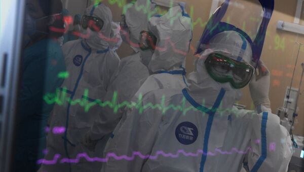 Отражение медицинских работников на мониторе медоборудования - Sputnik Кыргызстан