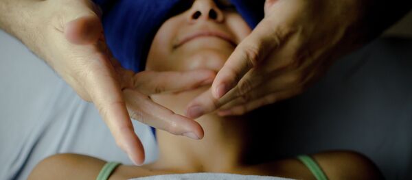 Девушка на процедуре массажа лица. Архивное фото - Sputnik Кыргызстан