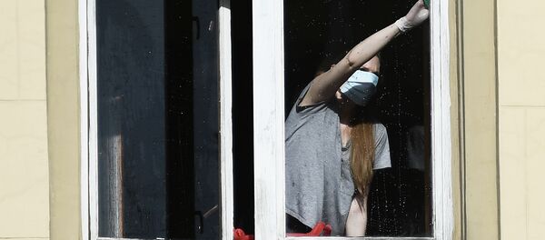 Девушка в защитной маске моет окно у своей квартире. Архивноефото - Sputnik Кыргызстан