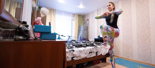 Девушка занимается фитнесом у себя дома. Архивное фото - Sputnik Кыргызстан