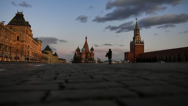 Прохожий на Красной площади в Москве. Архивное фото - Sputnik Кыргызстан