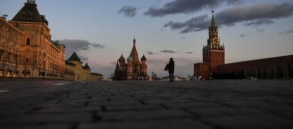 Прохожий на Красной площади в Москве. Архивное фото - Sputnik Кыргызстан