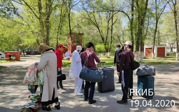 В Бишкеке выписано 10 пациентов из Республикаской клинической инфекционной больницы, среди них один эпидемиолог. - Sputnik Кыргызстан