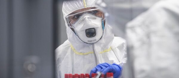 Лабораториянын кызматкери коронавируска тест алып жаткан учурда. Архив - Sputnik Кыргызстан