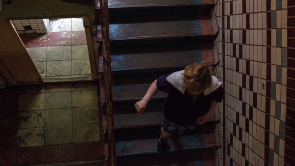 Женщина спускается по лестничной клетке в жилом доме. Архивное фото - Sputnik Кыргызстан