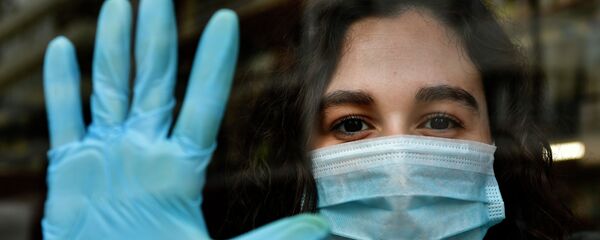 Сотрудница аптеки в медицинской маске иперчатках - Sputnik Кыргызстан
